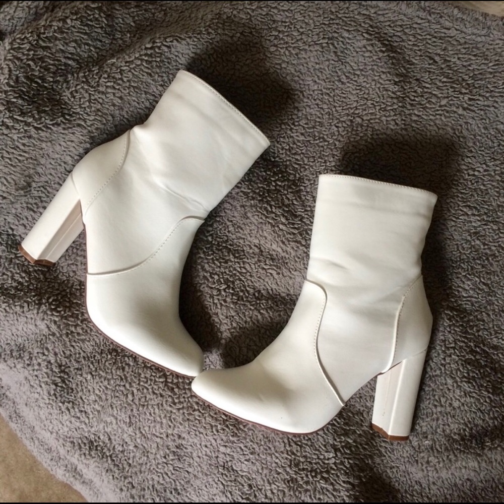 Lilliana White booties size 8.5